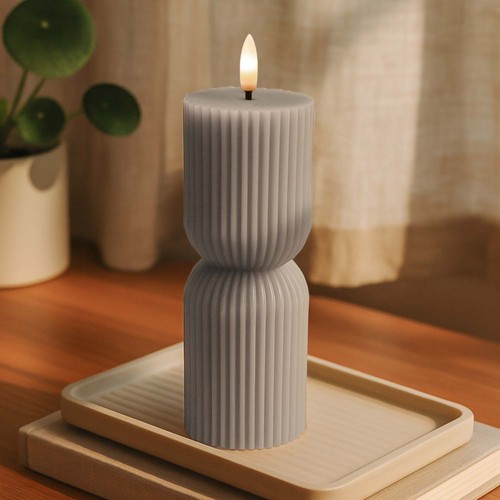 LED Timeglass lys 23cm høy, flammeeffekt, grå - Ø7,5cm, 23cm høy, fungerer med fjernkontroll, timer, ekte stearin