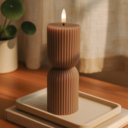 LED Timeglass lys 23cm, flammeeffekt, brun - Ø7,5cm, fjernkontroll, timer, ekte voks