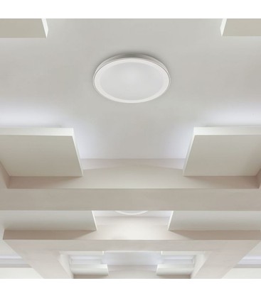 Moderne taklampe med justerbar fargetemperatur som viser Tunable White effekt i et stuemiljø.