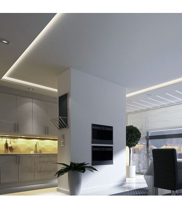 Stemningsfull belysning i stue med dimbar LED-strip montert i taket.