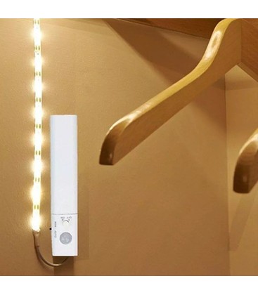 LED-stripe med bevegelsessensor montert under en seng for behagelig nattbelysning.