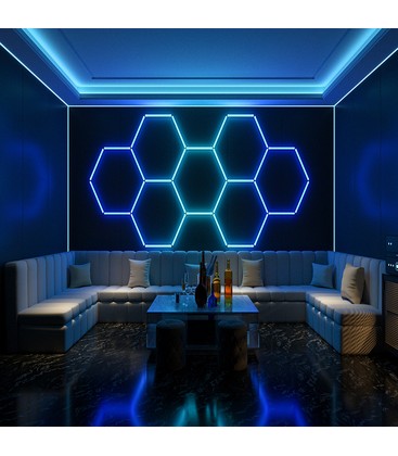 Et stort hexagon LED-system brukt som stemningsbelysning i en stue.