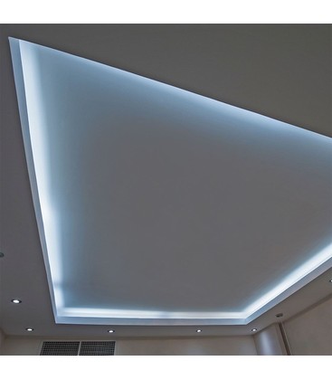 Stemningsfull utendørsbelysning under rekkverk som lyser opp plattingen med en sprutsikker LED-stripe.